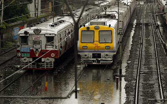 News Today Mumbai Local Trains